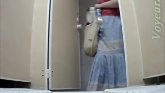 white lady hidden cam hidden dress cam mature voyeur pissing toilet